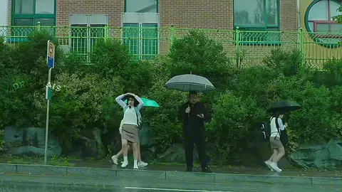 “A sombrinha que a protegeu da chuva… não pôde protegê-la do mundo.”agora só restou justiça . #kdramas #movie #edit #paratiiiiiiiiiiiiiiiiiiiiiiiiiiiiiii #thegansterthecopthedevil 