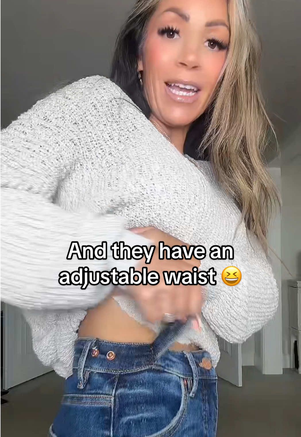 These are the coolest Jeans!! I freaking love the adjustable strap in the waist. They’re stretchy with tummy control 🫠 love em 😍 #risen#jeans#denim#straightleg#tiktokshopcreatorpicks  
