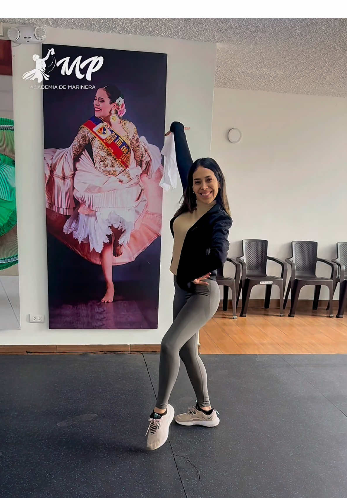 Hoy en nuestro #viernesdetutoriales con Michelle Pimentel aprenderemos un recurso que podemos usar en el paseo 💙💙 #Viernesdetutoriales #tradición #marineranorteña #viral    