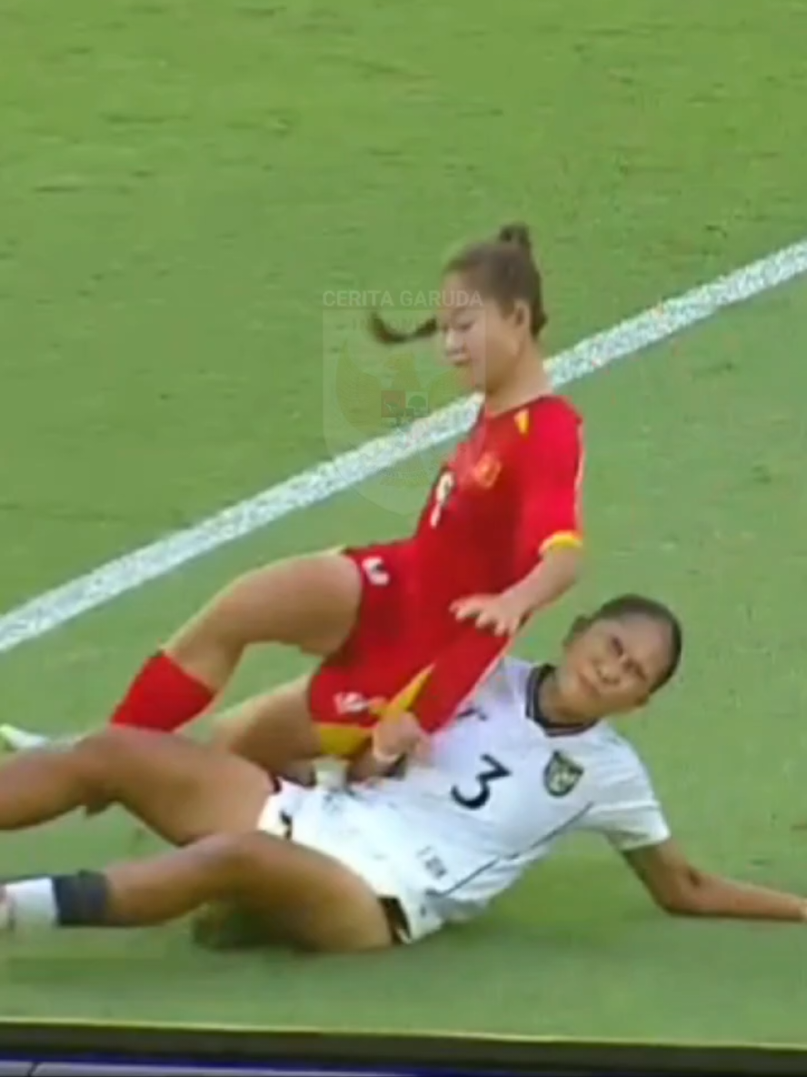 Setiap tekel adalah bukti bahwa tidak ada yang mudah melewati benteng Garuda Pertiwi #affu16 #timnasputri #garudapertiwi #timnasindonesia #debbyalvani 