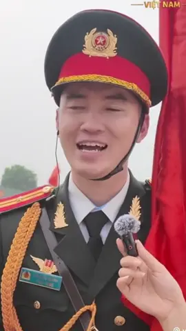 Tình thương anh Quốc Khánh dành cho người miền Nam nhiều vô bờ bến 🥰 bà nào tặng khăn người ta vào xác nhận kìa ảnh đang tìm đó 🤣🤣🤣#tôiyêuviệtnam🇻🇳 #daquatoquocoi #doquockhanh #kybinh 