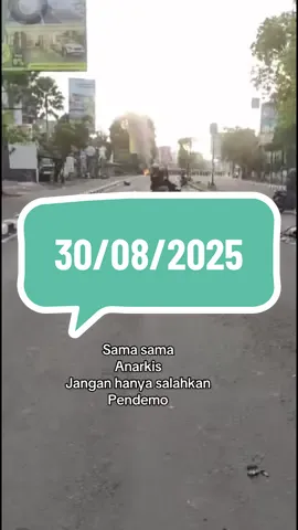 salah satu pengguna jalan yang sedang melakukan live saat demo berlangsung di pagi hari 30/08/2025 motor yang sedang di parkir di pinggir jalan menurut info di bakar,kuat dugaan mungkin dari pihak pelaku yang membakar motor tersebut adalah salah 1 kendaraan yang di pakai pendemo#demo2025 #demojogja #viral #fyppppppppppppppppppppppp 