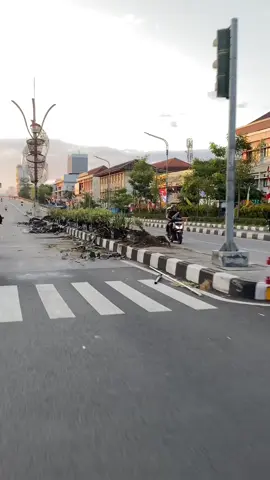 pagi ini after demo semalem, sedih banget soloku yang biasanya nyaman jadi kaya gini🥺 #demosolo #demobrimob #dpr #solo #fyp