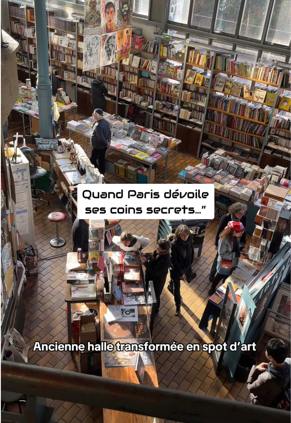 A découvrir si tu ne connais pas !! Les Halles Saint Pierre à Montmartre 🎨 un lieu d’art, de livres et même un café cosy ☕ #montmartre #hallessaintpierre 