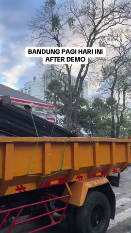 Masih bau bau gas air mata ,banyak puing” juga yang aku lihat stay save ya teman” #bandung #demo #ojol #dpr 