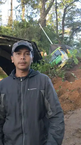 kembali longsor di jalur piket nol menerjang satu truk