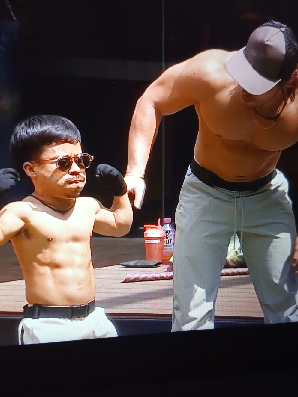 abelito súper fuerte posando después del gym con aldo! en la casa de los famosos mini konanbig @Konan Big Oficial #Viral #lacasadelosfamosos #lcdf #abelito #aldotdenigris 