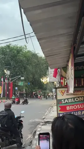 Kondisi pagi ini (30,08/2025) Mako Brimob Kelapa Dua, Depok. Polisinya lebih offensive kayanya 
