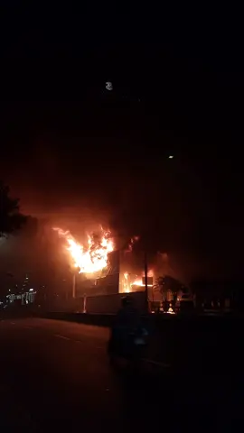 Pembakaran gerbang tol semanggi menunjukkan bahwa kemarahan yang meluap bisa berujung pada kerusakan. Peristiwa ini adalah pengingat bagi kita semua bahwa kebebasan berpendapat datang dengan tanggung jawab. Mari kita pastikan bahwa setiap demonstrasi tetap fokus pada tujuan awalnya, yaitu menyampaikan aspirasi, tanpa harus melukai atau merusak fasilitas yang kita nikmati bersama. Sabtu (30/08/2025