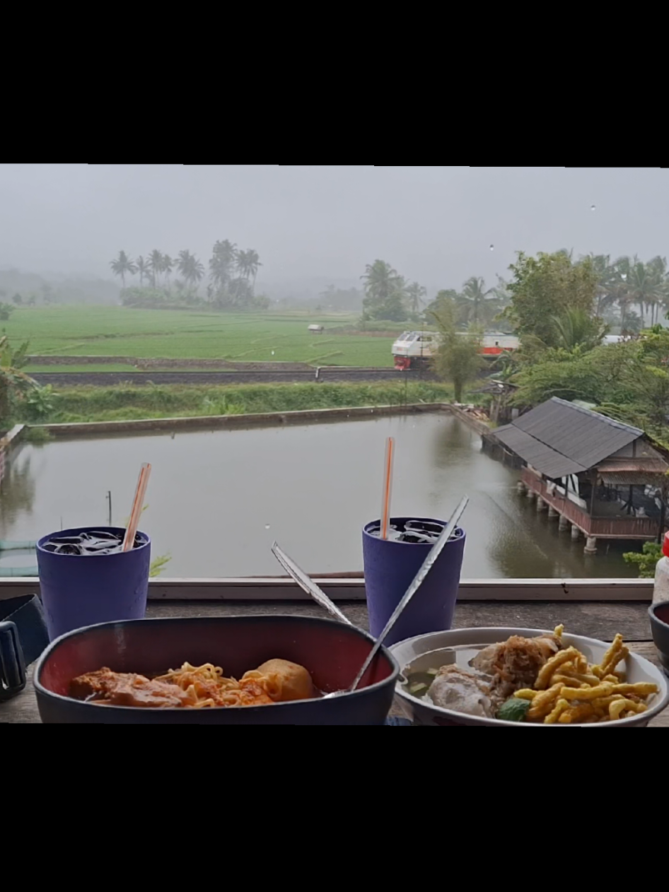 hujan dan makanan #hujan #makanan #seblak @jajananbunen 