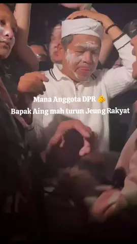 Di saat yang lain bersembunyi dan kabur hanya beliau yang berani turun ♥️ - Bapak Kedah sehat  @dedi.mulyadi.life nyandak Jawa Barat lebih baik kangge kapayunna,Bapak Oge pernah nyarios Indonesia akan maju di mulai dari Jawa Barat. #ojolindonesia  #berduka  #rakyatbersatu  #melawanketidakadilan  #indonesiagelap 