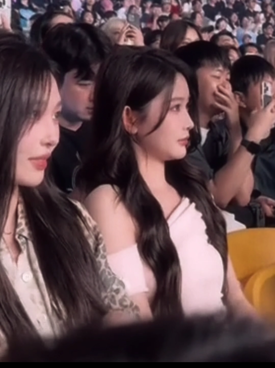 keciduk untuk kesekian kalinya... bener² fans snh nih ada dimana². kali ini mereka keciduk pas nonton konser aespa di seoul kemaren #wangyi #zhoushiyu #sqhy #诗情画奕 #fyp 