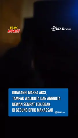 Begini tampak awal insiden massa aksi demonstrasi besar-besaran di Makassar pada Jumat (29/8/2025), tampak Walikota Makassar Munafri Arifuddin bersama beberapa anggota dewan lainnya sempat terjebak di gedung DPRD Makassar.