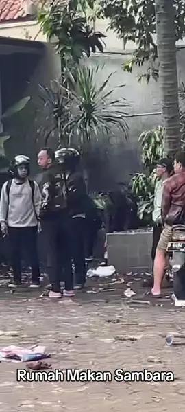 #rumahmakansambara  Rumah makan sambara, dekat Gedung DPRD terbakar akibat Demo Semalam. Para pekerja menangis, memikirkan nasib mereka yg kehilangan pekerjaan. @ABANG IJO HAPIDIN WABUP PWK @om zein ||Saepul Bahri binzein @abangijohapidin 