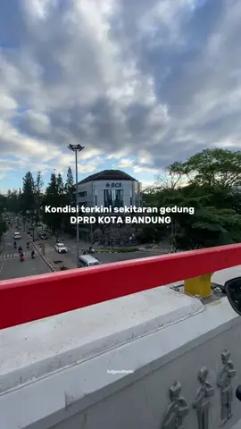 Tetap semangat para pendemo untuk menyuarakan !! #bandungaesthetic #bandung #bandungraya #infobandungkota #demobandung 