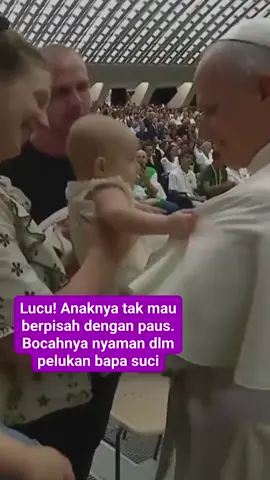 Seorang bocah dipeluk bapa suci. Waktu ibunya mau mengambilnya, anaknya tak mau lepas dari paus. #pengikut #pausleo #anakanak #pelukan #katolik 