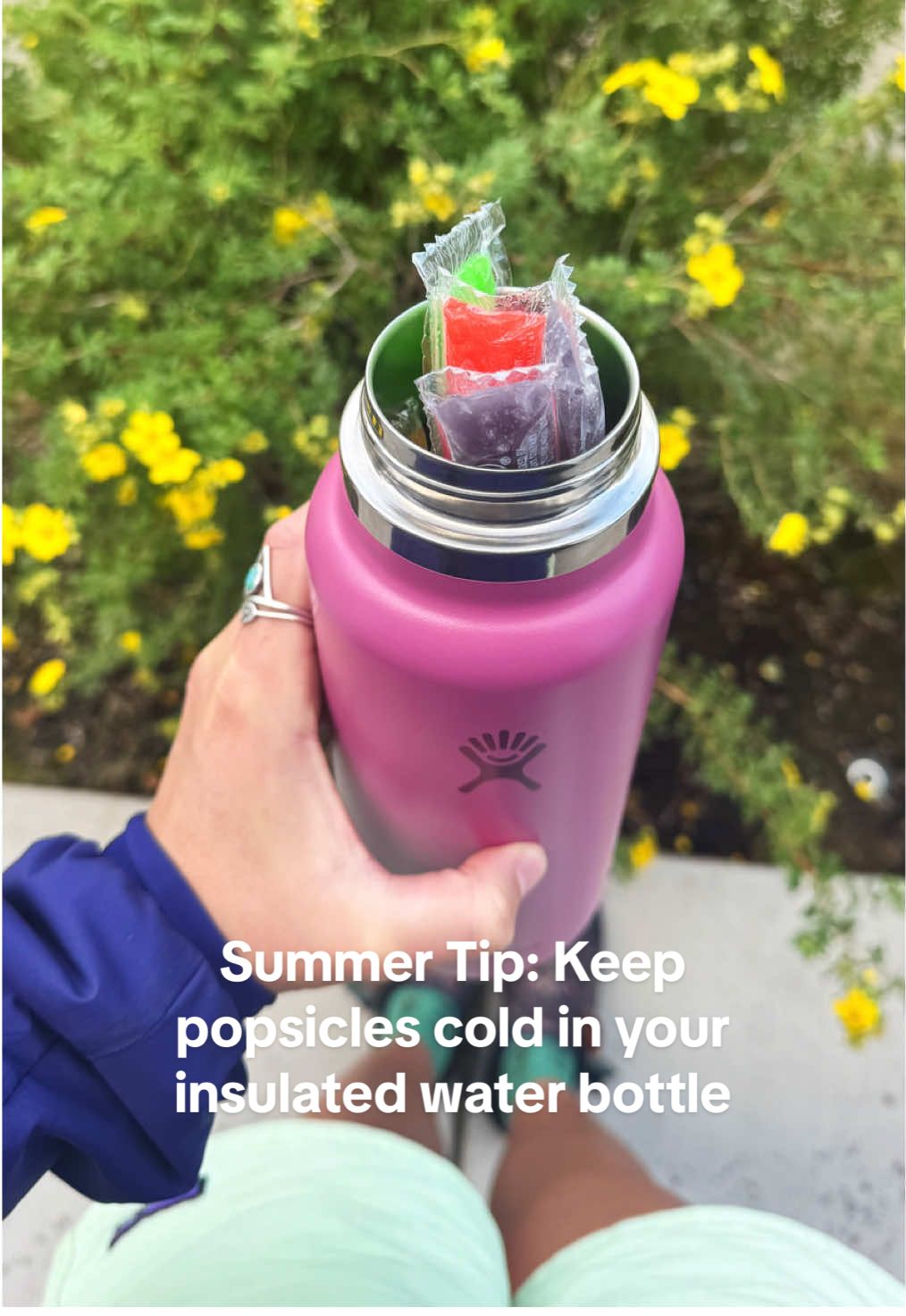 Summer isn’t over yet! Use your water bottle to keep popsicles cold for your next outdoor hang ☀️ #HydroHack 
