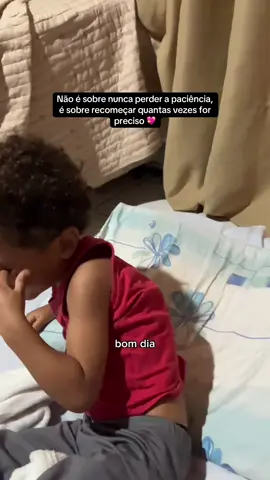A paciência não é um dom, é uma habilidade treinável. Do ponto de vista da neurociência, cada vez que escolhemos respirar fundo, esperar e responder de forma consciente, estamos fortalecendo conexões no cérebro ligadas ao autocontrole. Na infância, especialmente por volta dos 3 anos, a criança ainda não tem maturidade neurológica para regular emoções sozinha. Por isso, quando nós modelamos calma e paciência, estamos oferecendo ao cérebro dela o aprendizado que ainda não consegue acessar. E sim, eu também perco a paciência às vezes — como dá pra ver nesse vídeo. Mas o importante é que sempre dá pra recomeçar. Eu respiro, tento de novo e sigo praticando. Ou seja: quando pratico paciência com meu filho, não só treino o meu cérebro, como ajudo a desenvolver o dele também. 🧠✨ #maternidade #disciplinapositiva #educacaopositiva 