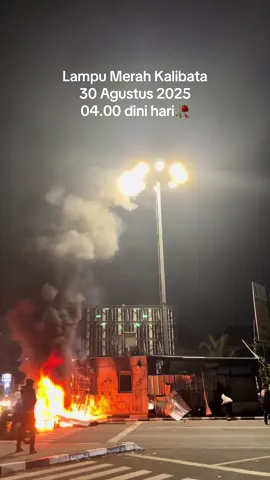 Terjadi di kawasan taman makam pahlawan kalibata, Mari jangan anarkis, mari fokus ke tujuan utama kita🥹🥀 Staysafe semuanya! #demo #demojakarta #jakarta #kalibatacity #tamanmakampahlawan 