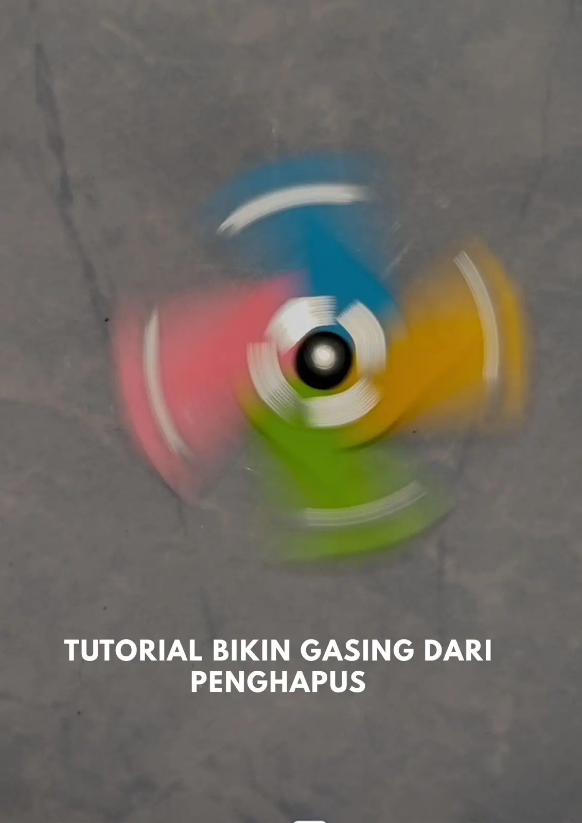 Ikuti dan silahlan mencoba, klo muternya ga lama. Berarti streples d bagian bawa yg lancip ada masalah, kurang lancip atau ga seimbang, bisa jg faktor alas / area yg kurang mendukung. klo bawahnya pake paku payung untuk tumpuan muter, di jamin Laju lama #viral  #pemadam #gasing #sekolah #fyp 
