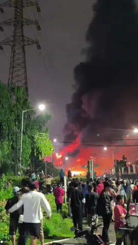 apakah ini semakin memuncak?#jakarta #demo #jakartakeras #jakatistory 