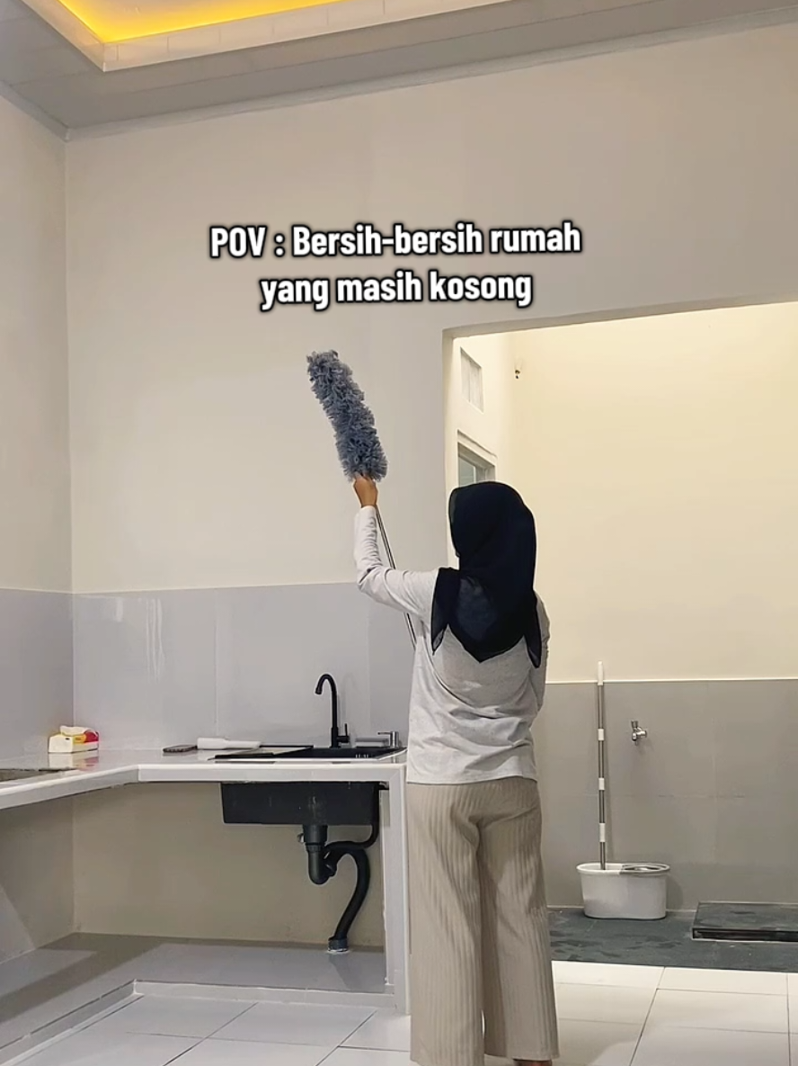 Bersih-bersih rumah yang masih kosong ini 🥹 Do'anya masih sama, semoga cepat diberi rezeki lebih, buat beli isian rumah. aamiin. #renovasirumahsubsidi #terasrumah #rumahsubsidi #rumahminimalis #rumahimpian 