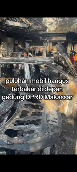 Makassar emang manyala malam tadi gedung DPRD di bakar #demo #masyarakat #masyarakat #fyppppppppppppppppppppppp #makasar 