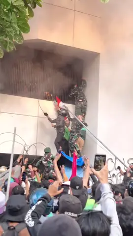 momen TNI menyelamatkan pendemo yg terjebak di gedung Astra  #fypage #bravotni #makassarviral 