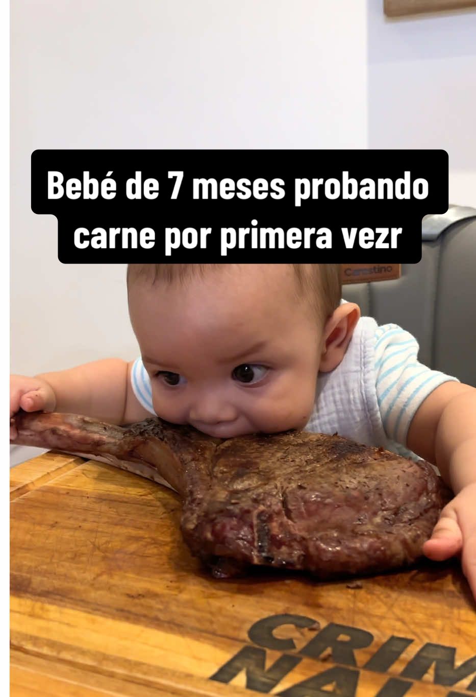 Bebé de 7 meses probando carne por primera vez!! Celebrando los 7 meses de Chuck con su primer tomahawk!!! #bebe #bebestiktoks #bebecomiendocarne #bebecomiendo #tomahawk 