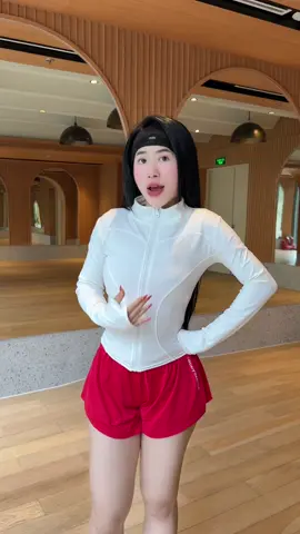 Áo khoác thể thao ôm body siêu tôn dáng #thoitrangnu #benhoreview #aokhoacombody #aochongnang #aokhoacthethao 