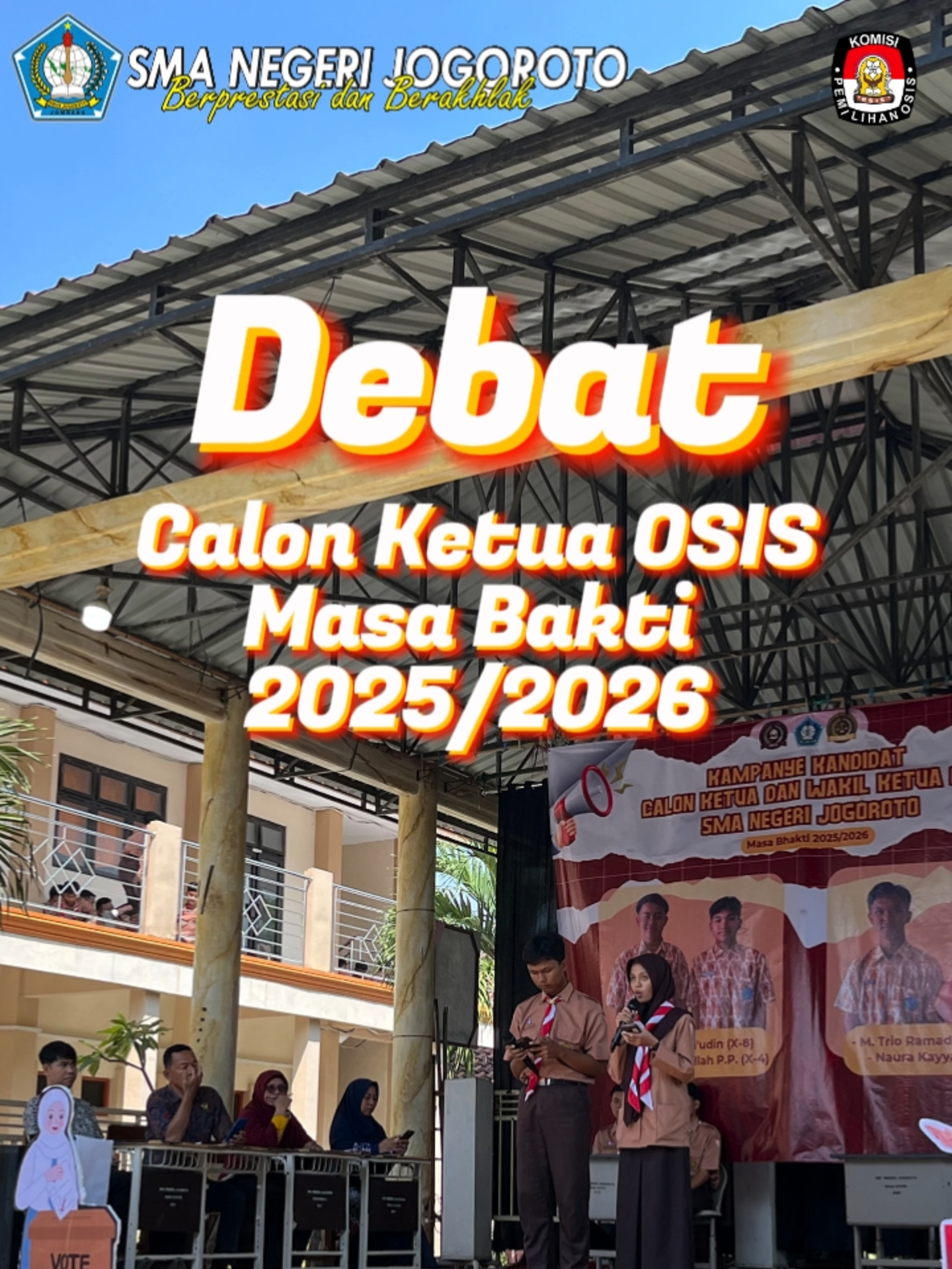 Jumat, 29 Agustus 2025, OSIS SMAN Jogorto menggelar kegiatan debat calon ketua dan wakil ketua OSIS masa bakti 2025/2026. Kegiatan ini dilaksanakan di Lapangan Gazebo mulai pukul 09.00 WIB. Kegiatan debat digelar sebagai salah satu rangkaian kegiatan sebelum dilakukan pemilihan pengurus OSIS. Dengan debat diharapkan para warga sekolah mengenal lebih jauh siapakah sosok yang paling tepat untuk dipilih menjadi pengurus OSIS. Debat calon ketua dan wakil ketua OSIS ini menampilkan 2 pasang kandidat, yaitu: 1.	Achmad Safiudin Kelas X-8 dan Abyan Atha Fallah Prindra Putra Kelas X-4 Said sebagai kandidat nomor urut 1, 2.	Moch Trio Ramadhan Rodyansyah Kelas XI-2 dan Naura Kayyasah Al Haadiy X-7 sebagai kandidat nomor urut 2,  Debat diawali dengan pemaparan visi dan misi dari masing-masing pasangan calon. Visi misi dari masing-masing pasangan calon sebagai berikut. Visi dari pasangan calon nomor urut 1 yaitu mewujudkan OSIS SMAN Jogoroto sebagai organisasi yang KREDIBEL ( Komunikatif, Responsif, Disiplin, dan Berbudi Luhur ) Pada sesi pendalaman visi misi dan program kerja dengan pertanyaan dari panelis yaitu wakil kepala sekolah dan pembina OSIS, serta kedua calon saling bertanya dan menanggapi, hal ini menjadikan suasana menjadi lebih hidup.  Setelah Orasi dan debat, kegiatan pemilihan dilaksanakan dengan e-vote, yakni menggunakan aplikasi dalam memilih calon ketua Osis. Untuk hasilnya dapat dilihat secara langsung di channel youtube SMAN Jogoroto Media (https://www.youtube.com/@SMANJOGOROTOMEDIA) @smanjojojbg @cabdin_jombang @dindik_jatim @pinkyhidayati @siswajombang @siswajatim #smanjojo #smanjogoroto #Berprestasi #Berakhlak _____ Web: smanjogoroto.sch.id FB : SMAN Jogoroto IG : @smanjomedia TK : @smanjogoroto YT : SMAN JOGOROTO MEDIA