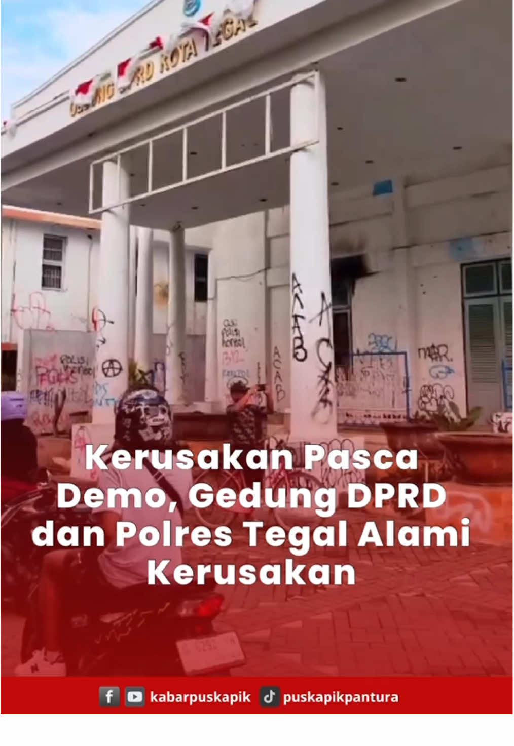 Kericuhan aksi solidaritas ojol di Kota Tegal, Jumat malam (29/8/2025), mengakibatkan kerusakan di Gedung DPRD Kota Tegal dan Mapolres Tegal Kota, mulai dari pagar, taman, kaca, hingga kendaraan dinas, bahkan massa sempat melempar molotov yang memicu kebakaran kecil, sementara aparat masih mendata kerugian dan membersihkan sisa kerusakan. #tegal #infotegal #tegallakalaka #demo #brimob #affankurniawan #fyp #puskapik #puskapikpantura #fypage #polisi #dprdtegal #dprri #polrestegal #solidaritasojol 