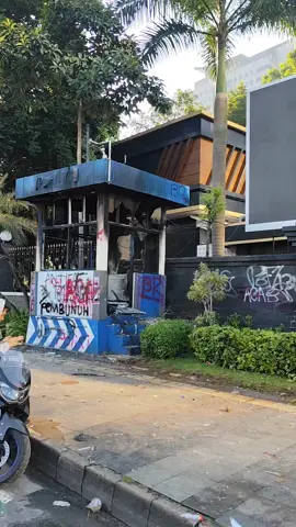 pasca demo tgl 29  kmren Skrang kondisi tgl 30 Agustus 2025 di Polda metro jaya sangat miris halte jadi korban perusakan full video sudah tayang di YouTube saya yah Sekedar Keliling  #affankurniawan #jakartakeras #indonesia #ojol 