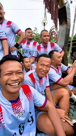 Launching Lapangan Sepak Bola Panca Waluya Desa Kiarapedes Alhamdulillah sukses digelar. Seru bareng keluarga Preman Pensiun dan para Legend Persib yang ikut memeriahkan hangatnya suasana kebersamaan ini. #trending #fyp #viral #bosbubun #premanpensiun10 #2025 