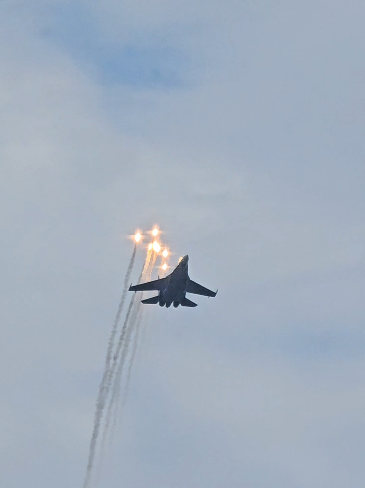 Su 30 MK2 thả pháo sáng trên bầu trời hồ tây #xh #dieubinh #A80 