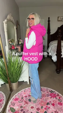 Loving this puffer vest with a HOOD!!! #puffervest #vest #jacket #womensfashion #affordablefashion @TanmingFashion 