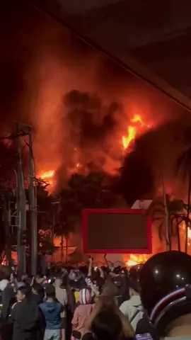 Demo dimakassar pada jumat (29/8) malam berujung ricuh Dan membakar GEDUNG DPRD.  masyrat bersorak gembira melihat API membara #prayforindonesia #dprmakassar #indonesia🇮🇩 #fyp #1312 
