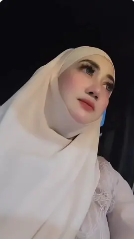 Mungkin aku bukan wanita yg sempurna .... Mungkin aku juga bukan wanita yg serba bisa atau serba kuat ....  Aku juga tidak sesempurna yg lain ....  Tapi bukannya aku punya hati ...punya rasa ...punya sakit ...punya amarah ...punya sedih ....punya kecewa ? Dan bisa terluka??? Lumrahkan ? Manusiawi kan ? .. Mungkin aku wanita yg mudah percaya ... akan tutur kata .. akan balutan pakaian atau akan ucapan yg berbau agama .... melihat apa yg berbau akhirat buat ku terpana tapi ku salah .... ku salah ... Jangan jadikan aku atau wanita yg terlihat tangguh sebagai bahan candaan atau hanya pengisi waktu luang bila ok lanjut bla ga ok ya sudah ...  Harus kah di perlakukan seperti itu? ..  Belajar dari banyak cerita ternyata cerita itu bukan saja menghampiriku tapi juga banyak menghampiri kaum hawa ...kaum hawa yg selalu belajar apa itu kebaikan ...apa itu ketulusan dan apa itu percaya kalau ini akan indah pada waktu nya .. Mengabaikan ....mengacuhkan..... membiarkan ....memanipulasi keadaan ..menjual cerita susah ... seakan akan menjadikan kita bidadari tapi mereka lupa bukan pintu surga yg terlihat .....tanpa di sadari menghancurkan satu satu batin yg tadinya sudah kuat tiba tiba rubuh berderai ....  Jangan mengucapkan janji bila belum sanggup menepati ...jangan berikrar bila lisan hanya sebatas lisan ... bukannya semua perbuatan akan di hisab ? ....  Belajarlah bahwa materi bisa di cari tapi ketulusan hati?  Belajar lah teduh utk org yg memberi percayanya padamu ... Belajar lah bertanggung jawab pada org yg meletakkan percaya nya padamu ... Belajar jujur pada org yg banyak menggantungkan harapan padamu ... Dan belajar jadi panutan pada org yg melihat mu sebagai org yg hatinya ia beri padamu ... lalu harus kan kau rusak dengan balutan agamamu dan tipu daya mu ? ....  Mungkin banyak wanita terlena akan hal itu ....  Belajarlah peka .. agar tidak ada airmata yg keluar ... Mumgkin aku lemah ... mungkin selama ini aku banyak diam ...mungkin selama ini aku tutup mata ...tutup telinga atas sakit yg di beri tapi tidak di cerita kali ini ... cukup aku yg korban jangan lagi yg lain  #ceritadrgtia  #storydrgtia  #fyp  #kalimantanselatan  #habibbanjarbaru 