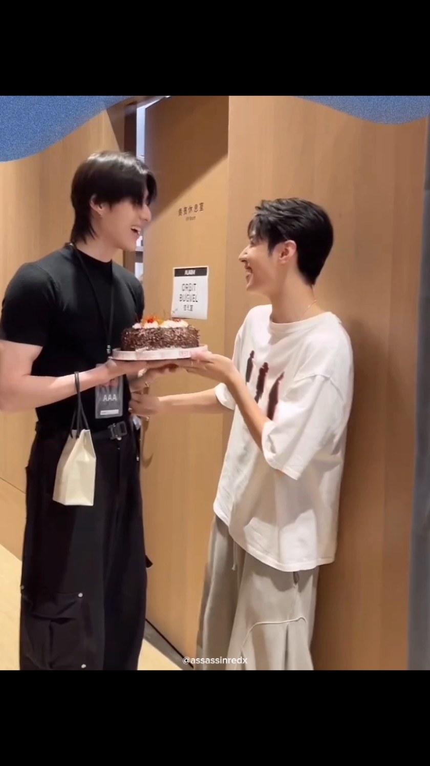 Chance effort banget sumpah, dateng support Guno bawain kue sama birthday gift😭 #secretlover #chanceying #chengxi #bugvel_btj #guno #wangjyunhao #taiwanbl #bl #fyp 