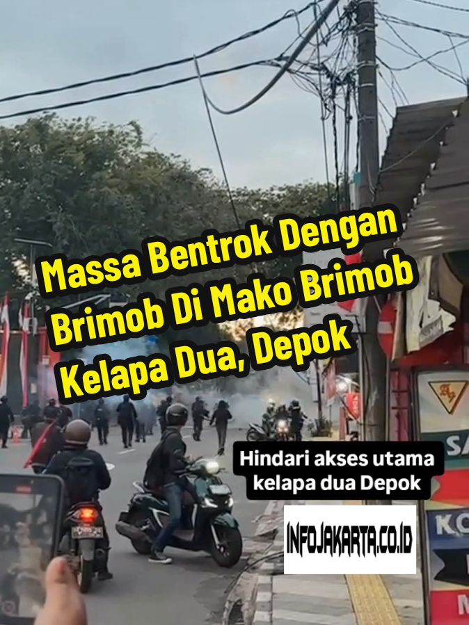 Sabtu pagi, 30 Agustus 2025, dilaporkan massa bentrok dengan Brimob di Mako Brimob Kelapa Dua, Depok. Mohon berhati-hati. #kelapadua #depok  ----- Ikuti akun kami untuk update informasi terkini Jakarta dan sekitarnya ----- 📹 : ig via ibad_038