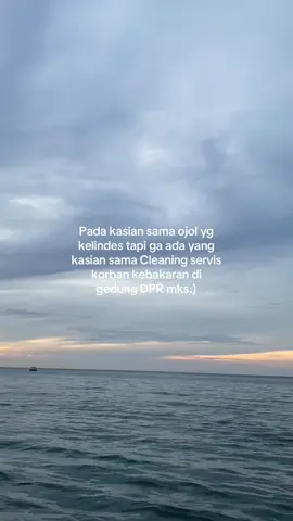 Sampai kapan kt akan mengorbankan org2 ga bersalah?, apakah tidak ada cara lain selain merusak fasilitas yang ujung ujungnya akan dibangun kembali menggunakan uang rakyat? Dan disamping itu korban ga bersalah pun berjatuhan  #fyp #dprri #dpr #ojol #korban #mks #makassar #fyp #politik #korban 