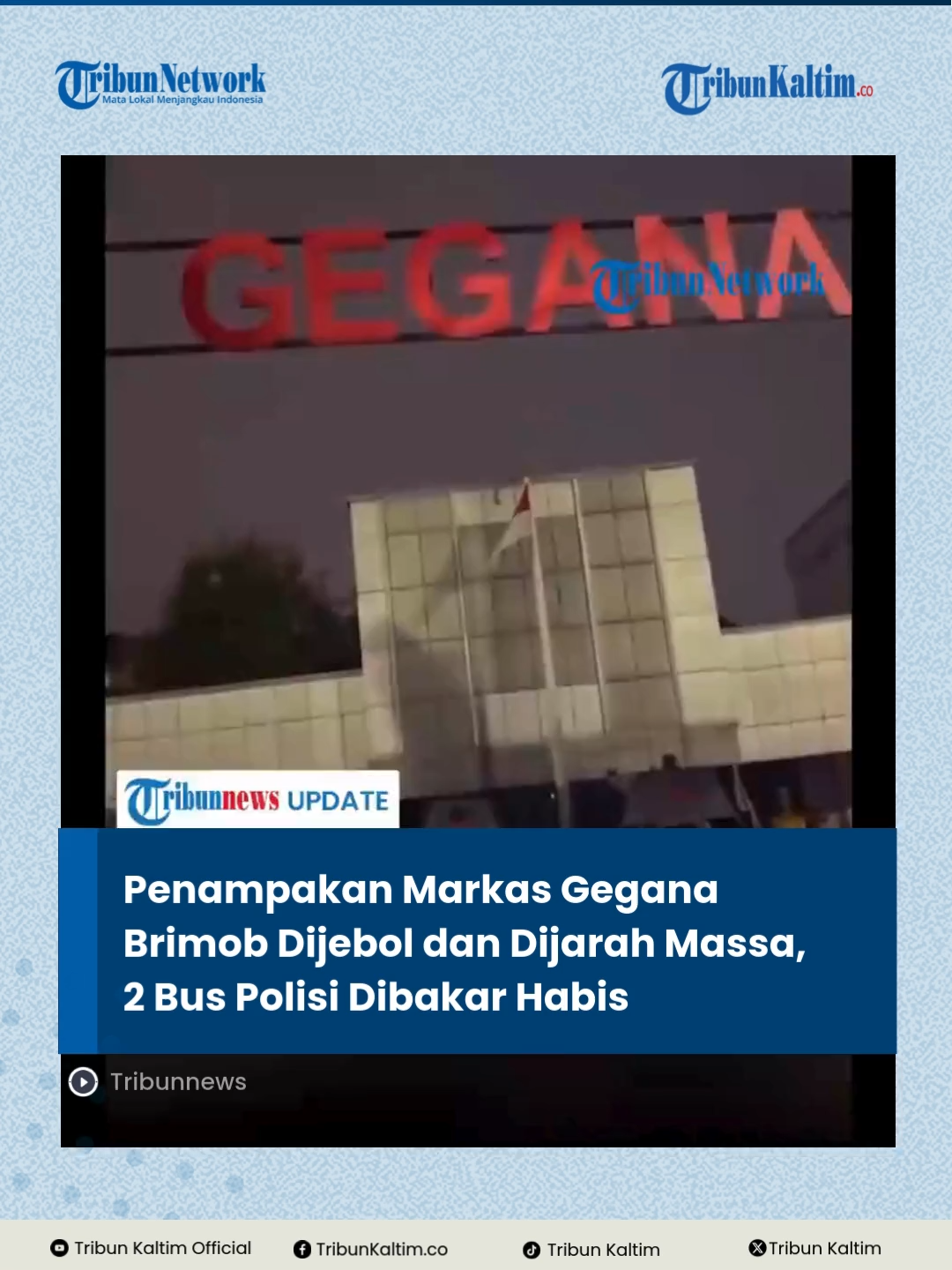 Situasi mencekam mewarnai aksi demo di Jakarta, Jumat (29/8) malam. Massa yang marah menjebol pagar Markas Gegana Korps Brimob Polri, membakar bus polisi, hingga melemparkan molotov ke arah gedung. Aksi brutal ini dipicu kemarahan usai jatuhnya korban jiwa dalam bentrokan di depan DPR RI. Ketegangan belum mereda.  Ratusan massa masih terus berdatangan, meneriakkan yel-yel provokatif, sementara kobaran api membakar gelap malam Jakarta. #BreakingNews #DemoJakarta #Kericuhan #MarkasGegana #AksiMassa #DPR#UsutTuntas #TribunKaltim