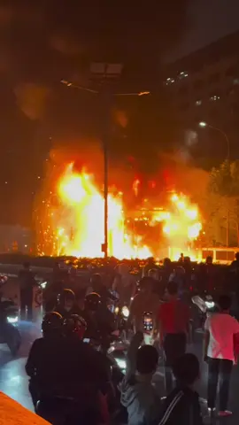 🔥 MEMBAKAR DPR BENERAN GAES‼️ Tepat jam 20:30, kobaran api gede banget ngegas dari gardu tol depan DPR. Massa? Bukannya mundur, malah makin ngegas! Petasan dihujanin kayak perang kembang api, teriakan tuntutan juga makin keras. Gedung DPR keliatan kicep abis, pagar sama pembatasnya udah babak belur digempur. 😱🔥 #dpr #indonesia🇮🇩 #demo #mahasiswa #rakyat 