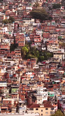 Favela Santa Marta , famosa por ter sido visitada por Michael Jackson na década de 90 ..  #favela #Dronedji #riodejaneiro #favelasantamarta 