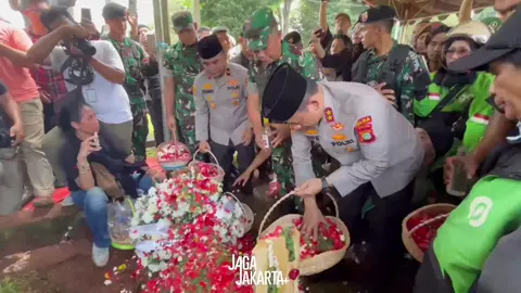 Kapolda Metro Jaya Irjen Asep Edi Suheri berjanji penanganan kasus kendaraan taktis (rantis) Brimob menabrak pengemudi ojek online (ojol) bernama Affan Kurniawan hingga tewas, akan dilakukan secara profesional. Affan ditabrak rantis Brimob dalam demo di Jakarta, Kamis (28/8/2025) malam. Jenazah Affan kemudian dimakamkan di TPU Karet Bivak, Jakarta, pada Jumat (29/8/2025). 