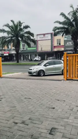 Ben sraksrok bu, baiyuuhh😅 #yarisbakpao #yaris #1nz #vitz #1nzrunner #carsoftiktok #fypシ゚ #fypdongggggggg #fyp 