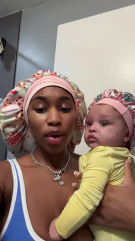 Her little bonnet 😭😍😍