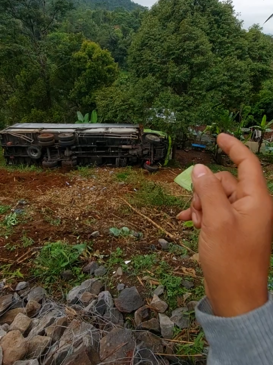 laka 2 truk terguling. lingkar gentong. tanjakan gentong  #fyp #viral 