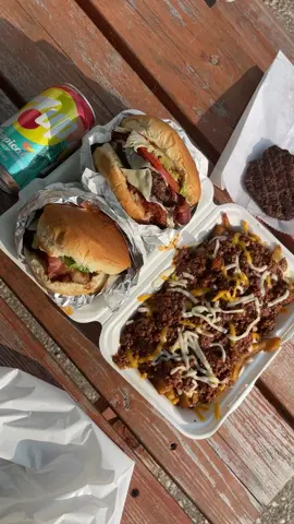 Happy Friday! Burger and chili cheese fries Mukbang 😋   📍 @Carlo’s Cucina  93b 6th ave, Gimli, MB Bowlers Burger $13 Chili cheese fries $11 #chilicheesefries #baconcheeseburger #eatingshow #cheesepull #eatwithme   
