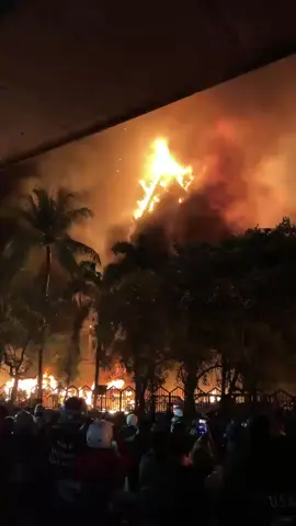 Kantor dprd Makasar dibakar masa buntut dari pernyataan salah satu anggota DPR-RI  demo semakin meluas di setiap daerah. #makassar #dprd #demo #stmstoryy🌻 